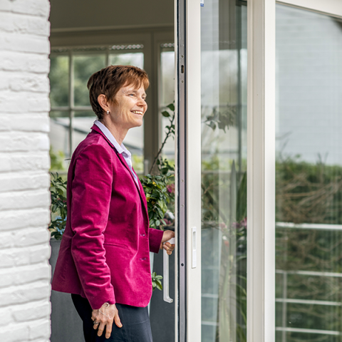 Marianne in raamopening