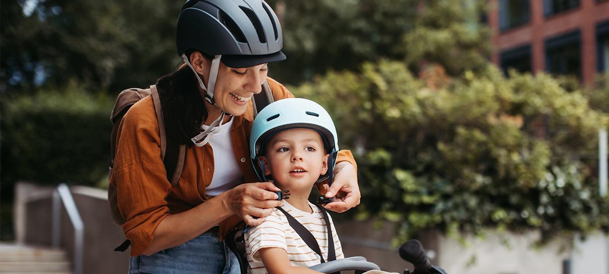 Moeder en kind met helm
