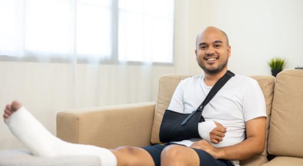 Man met gebroken arm en been Man met gebroken arm en been