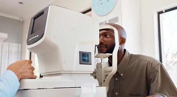 Man consultation ophthalmologist
