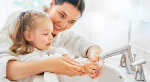 vrouw kind handen wassen vrouw kind handen wassen