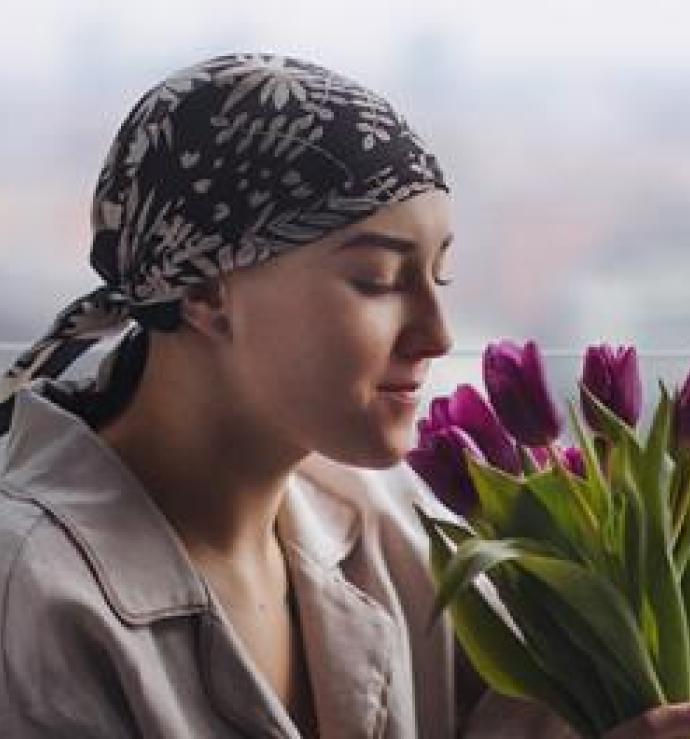 Kankerpatiënte ruikt bloemen