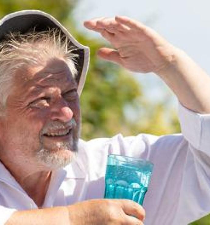 Man schuilt voor de zon