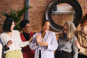 vrouwen lachen