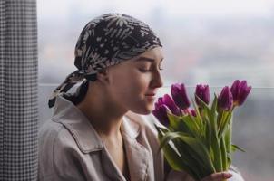 Kankerpatiënte ruikt bloemen