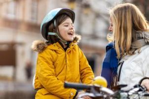 Moeder en kind op de fiets teaser