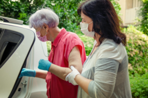 vaccinatie vervoer oude vrouw mondmasker