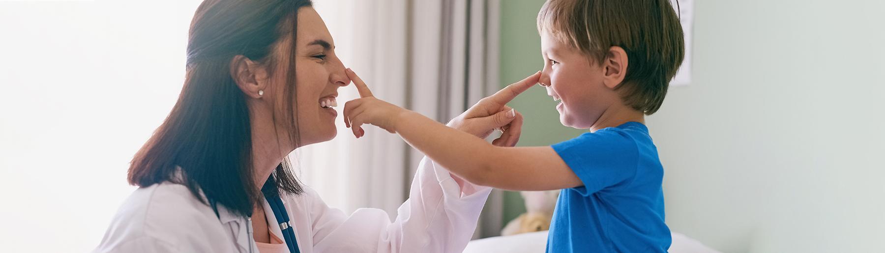 Moeder en zoon raken neus aan