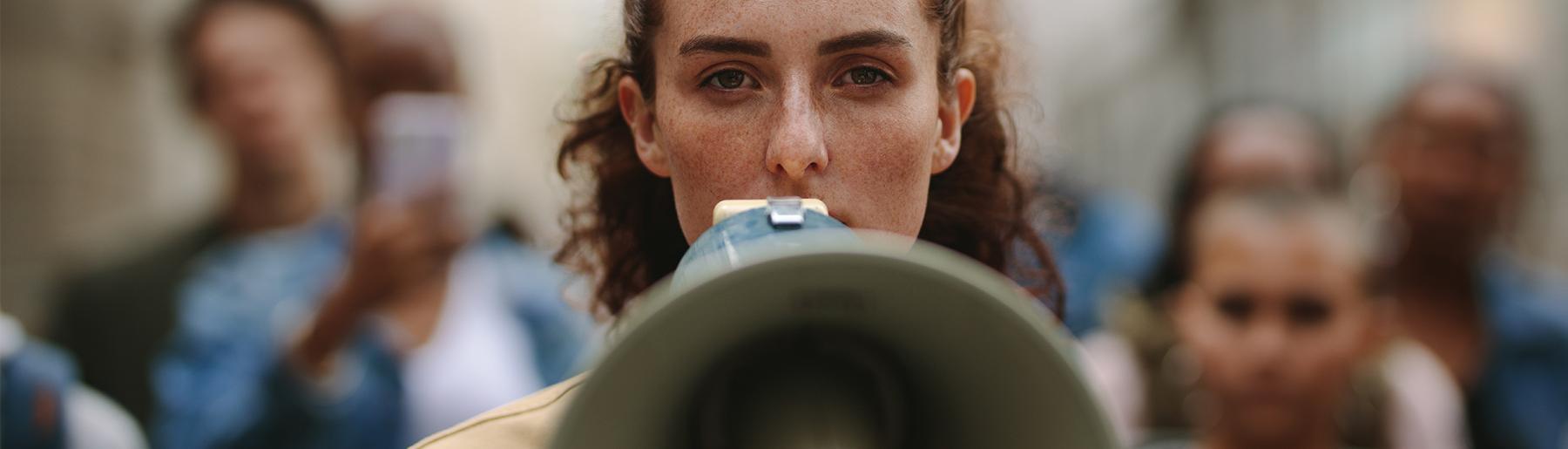 close-up vrouw met megafoon