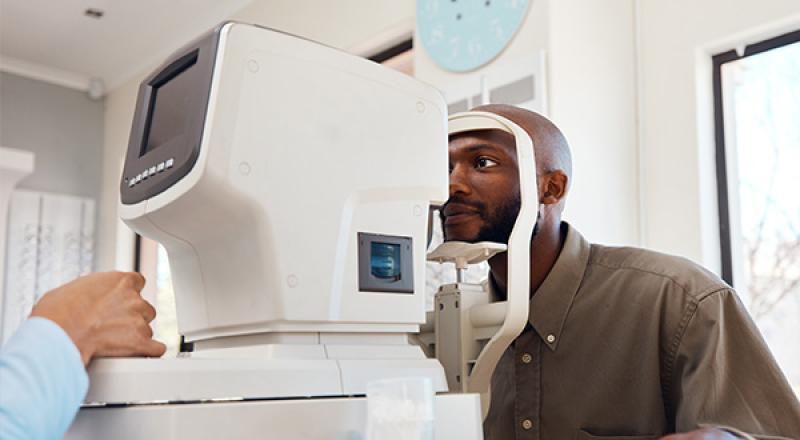 Man consultation ophthalmologist